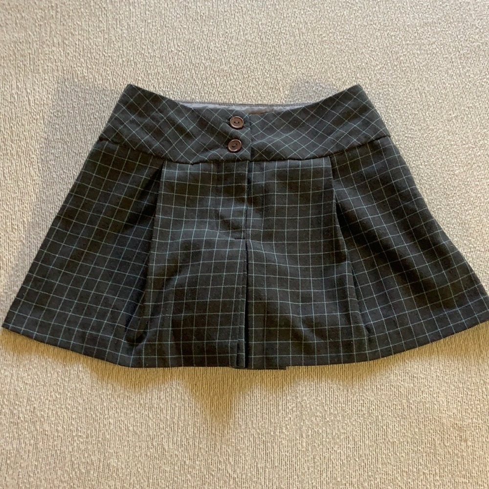 Girls patterned grey and white shorts. Size 7.